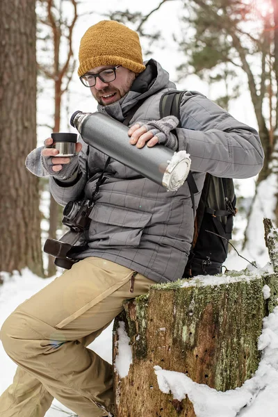 Bell Uomo Barbuto Che Indossa Occhiali Con Una Macchina Fotografica — Foto Stock