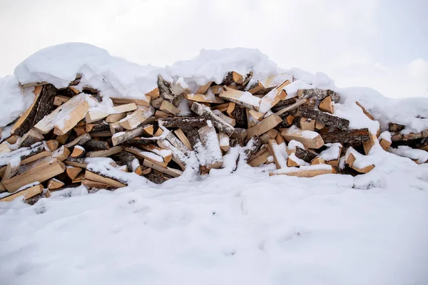 Una Pila Leña Picada Yace Nieve Entre Las Corrientes Nieve — Foto de Stock