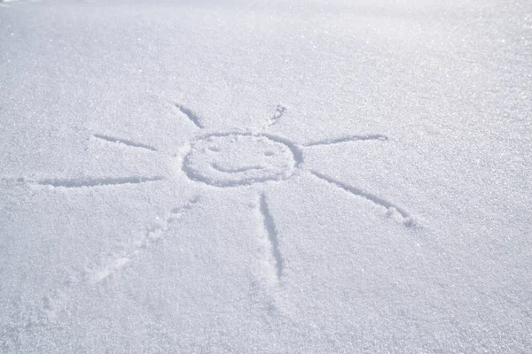 Lachende Zon Getekend Witte Sneeuw Een Ijzige Winterdag — Stockfoto