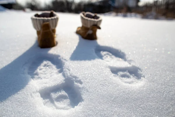 Stopy Boty Čistě Bílém Sněhu Chladného Slunečného Dne Rozmazaném Pozadí — Stock fotografie