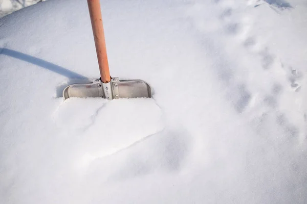 Metallspade Med Trähandtag Stående Snödriva Bakgrund Vit Snö Solig Frostig — Stockfoto