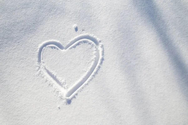 在寒冷 阳光明媚的冬日 白色的雪地上画着心形符号 后续行动 — 图库照片