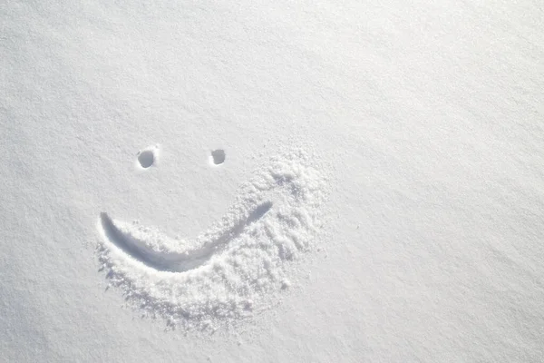 Cara Sonriente Feliz Dibujado Nieve Blanca Helada Día Invierno Primer — Foto de Stock