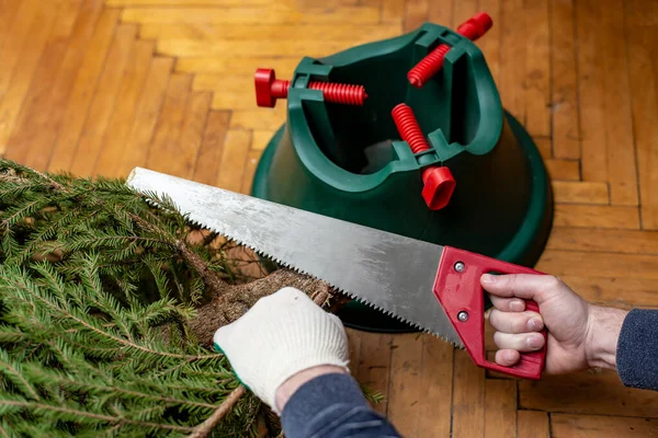 Handskar Händer Med Hjälp Såg För Att Skära Grenar Botten — Stockfoto