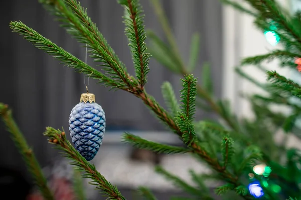 Beau Jouet Bleu Une Bosse Sur Sapin Noël Avec Une — Photo