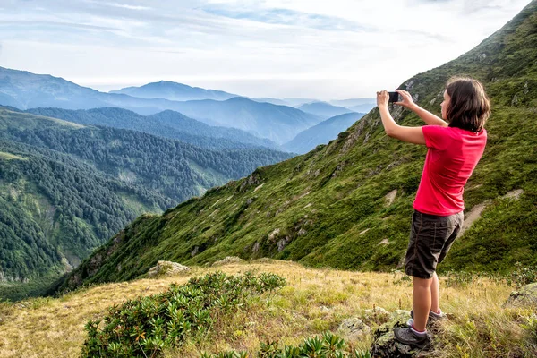 Mulher Viajante Faz Montanhas Fotos Smartphone Belo Dia Verão — Fotografia de Stock
