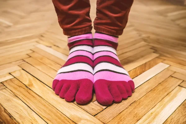 Πόδια Διασκεδαστικό Πολύχρωμο Ριγέ Κάλτσες Σταθεί Ένα Παλιό Παρκέ Κοντινό — Φωτογραφία Αρχείου
