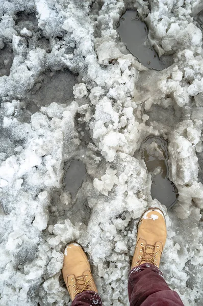 Gula Stövlar Och Slask Snöig Väg Som Ett Hinder För — Stockfoto