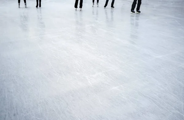 Група Людей Катаються Ковзанах Льоду Відкритому Парку — стокове фото