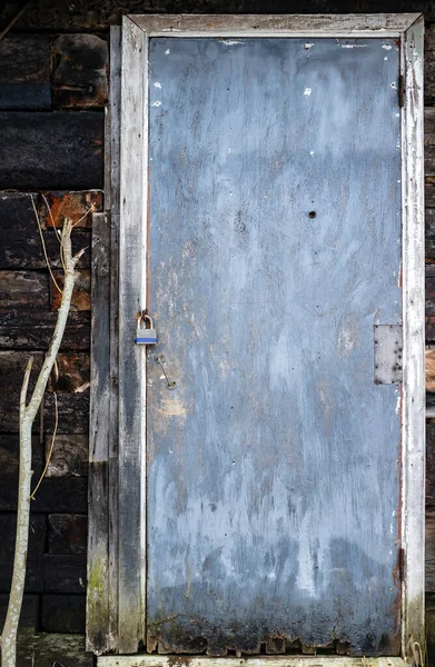 Старая Прогнившая Дверь Сарай Замком Деревне Крупный План — стоковое фото