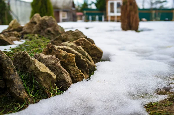 Decorazione Aiuole Con Belle Pietre Sullo Sfondo Giardino Innevato Campagna — Foto Stock