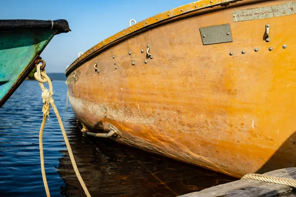 Eski Tekne Iskelede Bir Iple Bağlanmış Denizden Güneşli Bir Yaz — Stok fotoğraf