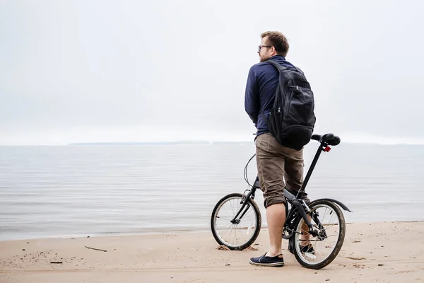 Joven Hombre Caucásico Con Una Pequeña Mochila Pie Con Bicicleta —  Fotos de Stock