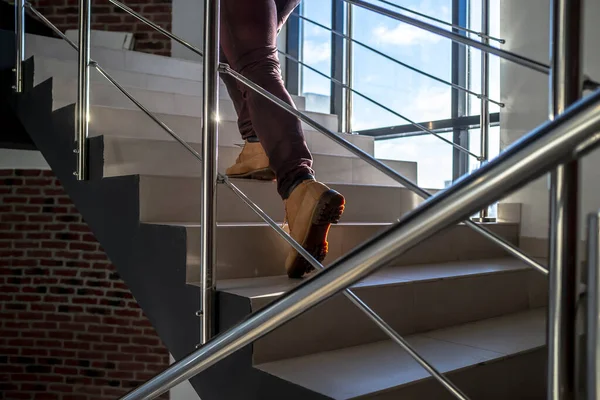 Vista Inferior Hombre Joven Prisa Corriendo Por Las Escaleras Con — Foto de Stock