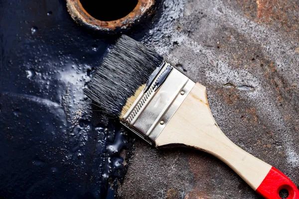 Home Repair Painting Old Cast Iron Bathtub Black Brush Close — Stock Photo, Image