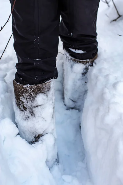 Persona Botas Después Fuertes Nevadas Está Tratando Pisar Camino Una — Foto de Stock