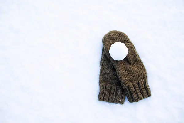 Śnieżka Leży Rękawiczkach Czystym Białym Śniegu Zachodzie Słońca Mroźny Dzień — Zdjęcie stockowe