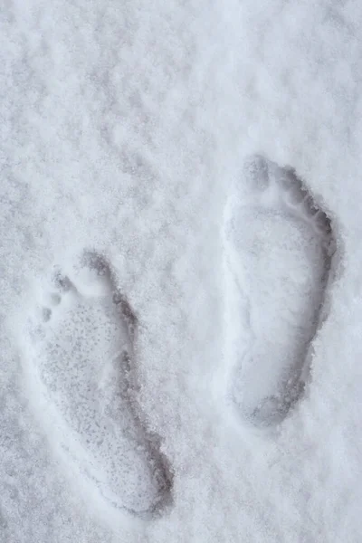 Hardy Člověk Zatvrdí Své Zdraví Zanechává Stopy Bosých Nohou Sněhu — Stock fotografie