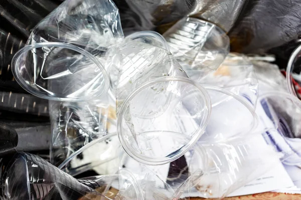 Birçok Plastik Bardak Kullanılıyor Buruşturuluyor Parti Sonrasında Siyah Çöp Torbasıyla — Stok fotoğraf