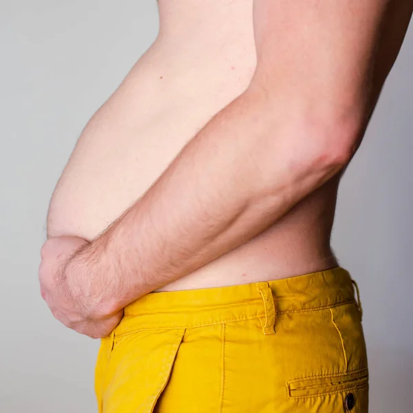 Mãos Homem Contêm Excesso Gordura Barriga Close — Fotografia de Stock