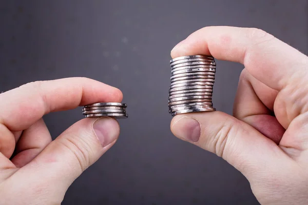 Konzept Mit Dem Vergleich Zweier Stapel Von Münzen Unterschiedlicher Größe — Stockfoto