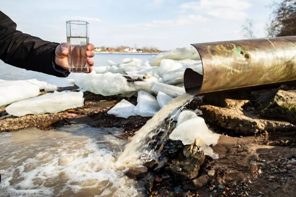 Man Med Ett Glas Vatten Handen Står Nära Avloppssystemet Varifrån — Stockfoto