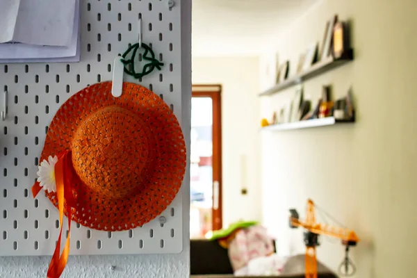 Beau Chapeau Paille Orange Avec Une Fleur Décorative Pend Sur — Photo