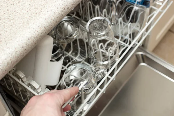 男人用手打开洗碗机 洗完碗后 就会洗得干干净净的 — 图库照片