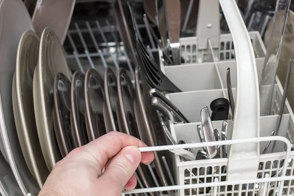 男人用手打开洗碗机 洗完碗后 要把碗碟洗得干干净净的 — 图库照片