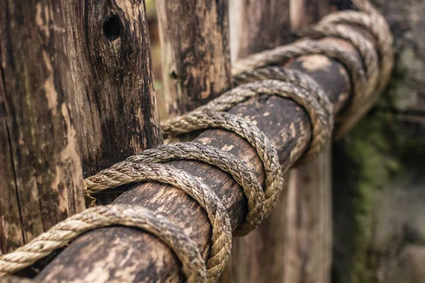 古い木製のフェンスは ロープ 素敵で安全な耐久性のために結ばれています — ストック写真