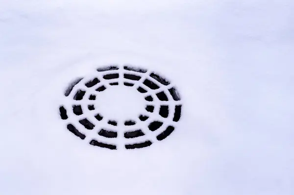 Снежный Покров Металлических Сточных Вод Выглядит Красивая Паутина — стоковое фото