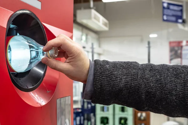 Mano Humana Lanza Una Botella Plástico Usada Una Máquina Expendedora — Foto de Stock