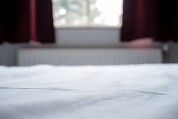Mjuk Säng Med Vit Filt Naturligt Ljus Från Fönstret Med — Stockfoto