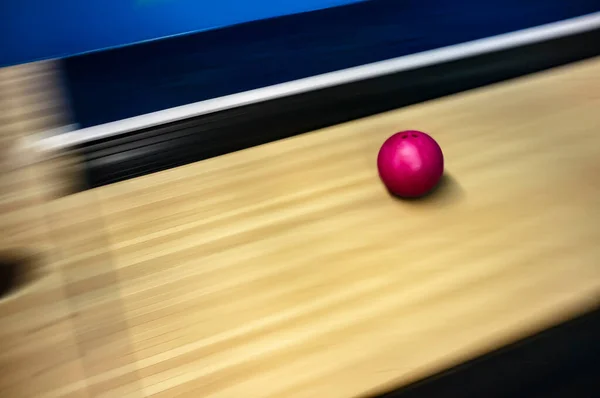Bola Bowling Merah Dengan Kecepatan Tinggi Bergulir Trek Dengan Latar — Stok Foto