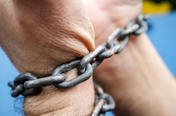 Nadgarstki Rąk Związane Metalowym Łańcuchem Koncepcja Niewolnictwa Uwięzienia Braku Wolności — Zdjęcie stockowe