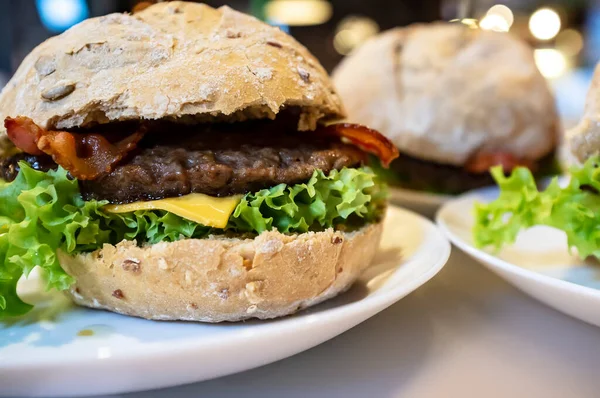 Éhező Hamburger Marhahússal Sajttal Salátával Sült Szalonnával Egy Tányéron Többek — Stock Fotó