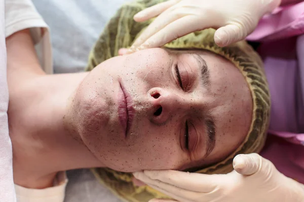 Cosmetoloog Reinigt Huid Van Het Gezicht Van Patiënt Met Een — Stockfoto