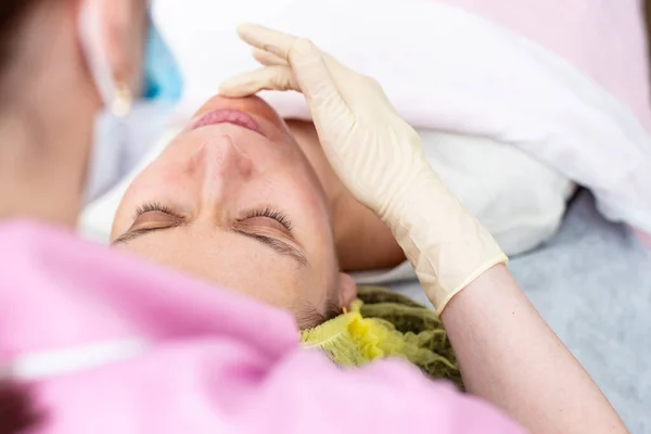 Professionell Kosmetolog Applicerar Kemisk Peelinglösning Patienten Huden Ansiktet Med Hjälp — Stockfoto