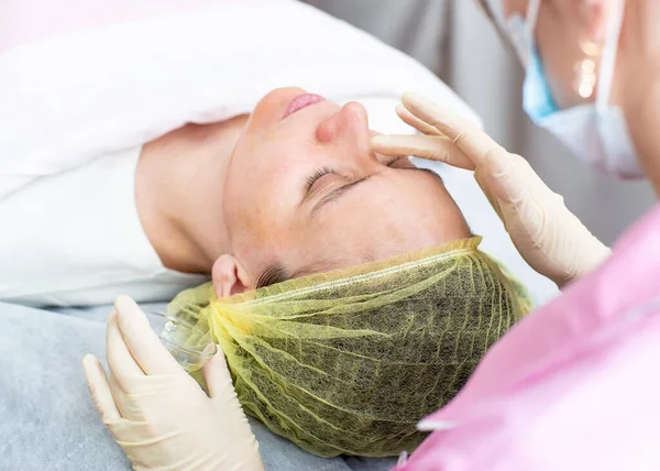 Cosmetologista Profissional Aplica Uma Solução Descascamento Químico Paciente Pele Rosto — Fotografia de Stock