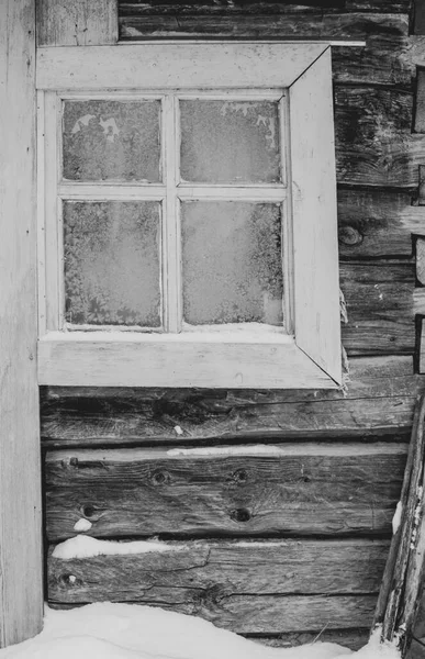 Una Pequeña Ventana Con Vidrio Cubierto Escarcha Una Vieja Cabaña — Foto de Stock