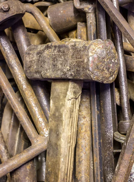 Stary Metalowy Młot Kowalski Drewnianą Rączką Leży Stercie Zardzewiałych Narzędzi — Zdjęcie stockowe