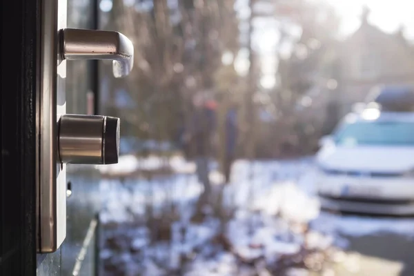 Poignée Chromée Avec Une Serrure Sur Porte Entrée Métal Ouverte — Photo