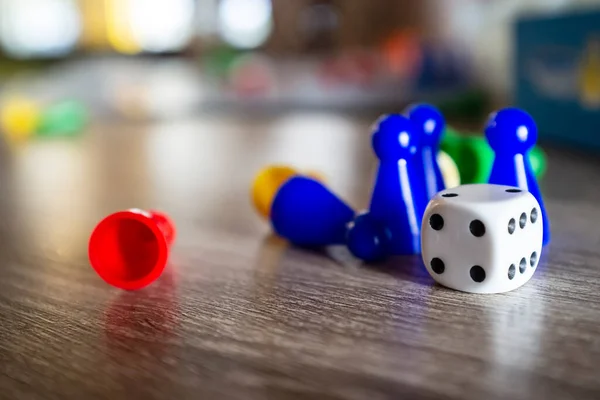 Ζάρια Και Πολύχρωμα Πλαστικά Τσιπ Από Ένα Επιτραπέζιο Παιχνίδι Για — Φωτογραφία Αρχείου