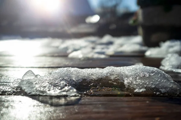 Sneeuw Smelt Een Houten Tafel Warme Heldere Stralen Van Lentezon — Stockfoto