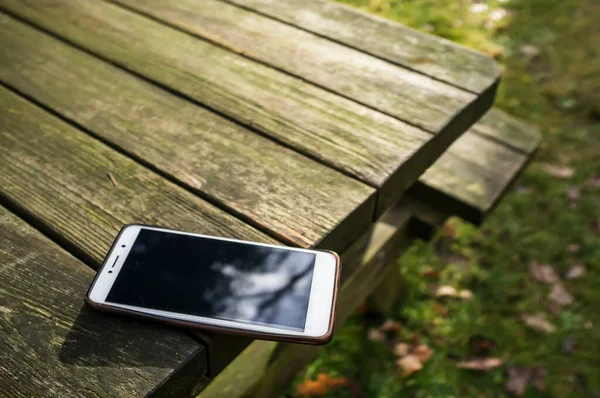 Das Handy Liegt Gefährlich Auf Der Kante Eines Holztisches Achtlos — Stockfoto