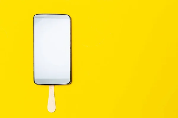 Das Handy Auf Dem Stick Sieht Aus Wie Ein Appetitanregendes — Stockfoto