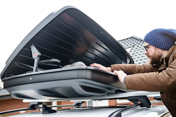 Der Bärtige Familienvater Stellt Einen Kinderwagen Den Kofferraum Eines Autos — Stockfoto