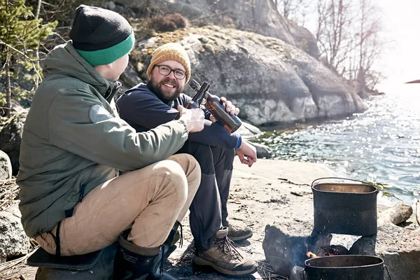 Dos Viajeros Felices Están Sentados Costa Rocosa Del Lago Charlando — Foto de Stock