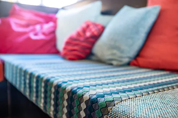 柔软舒适的沙发上铺着漂亮的床罩和各种颜色的枕头 室内和舒适的房子 后续行动 — 图库照片