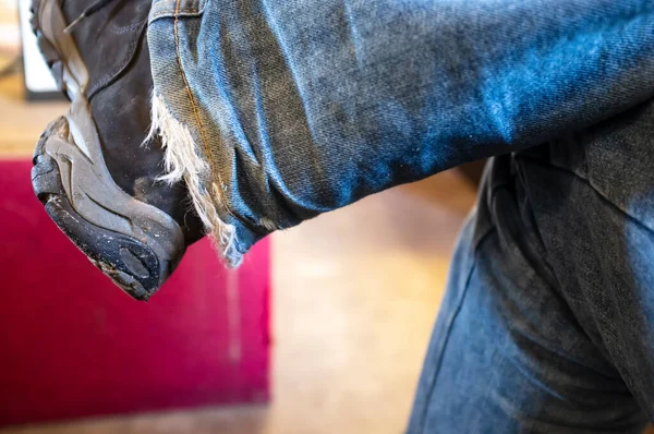 Męskie Nogi Zniszczonymi Dżinsami Dole Zbliżenie — Zdjęcie stockowe